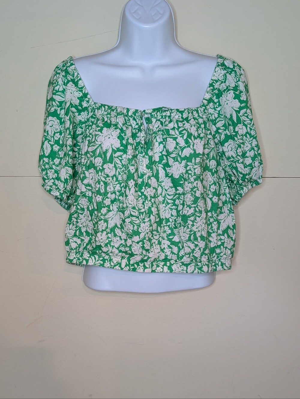 Universal Thread Cropped Short Sleeve Top Green and White Floral